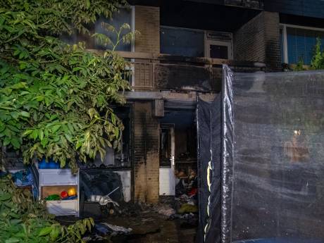 Gewonde bij woningbrand in Den Bosch, twee huizen lopen grote schade op: ‘Buurman stond op slippers buiten’