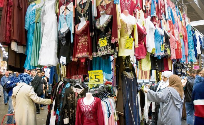 De Beverwijkse Bazaar is, met 3000 kramen en marktwinkels, een van de de grootste overdekte markten van Europa.