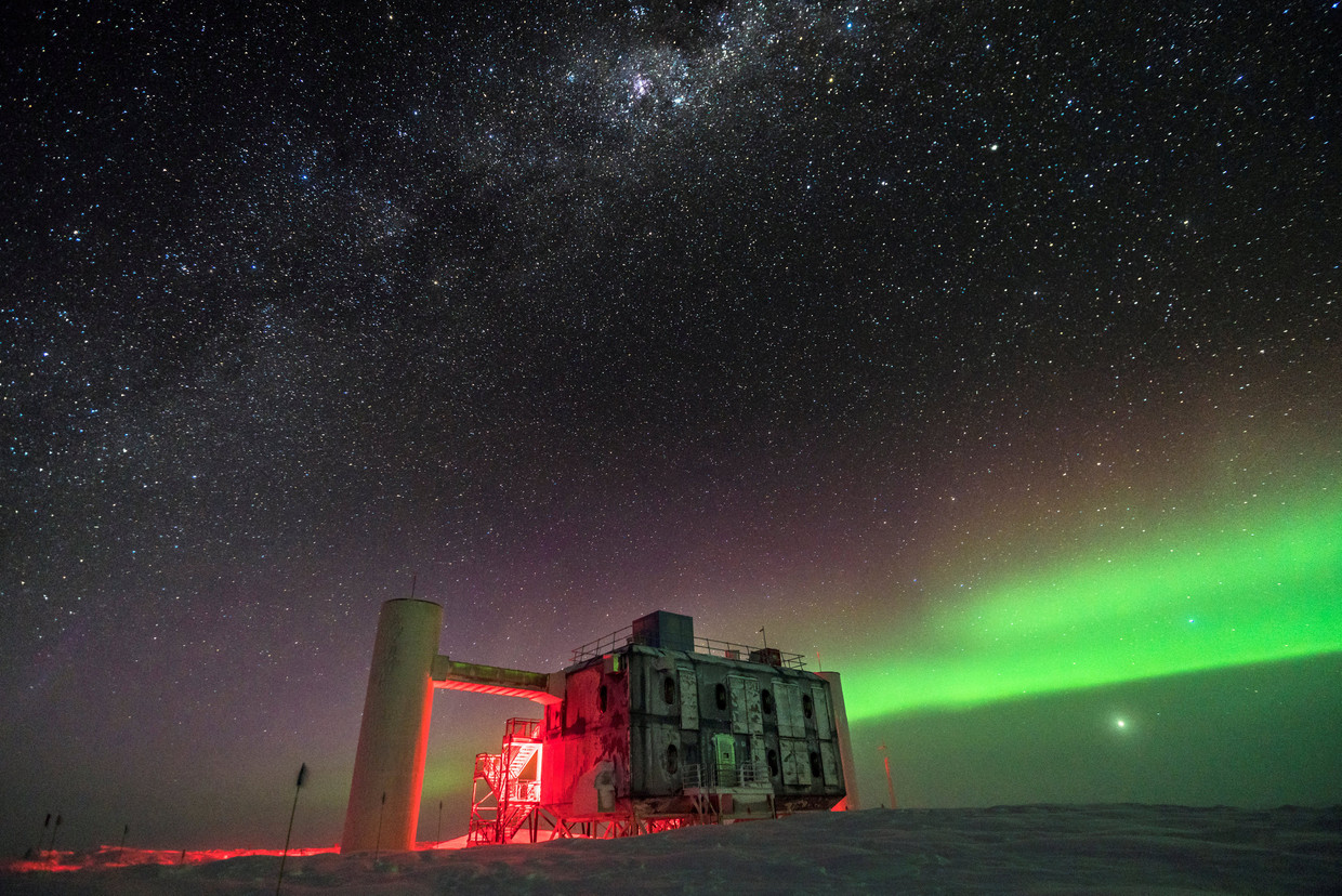 IceCube speurt op de Zuidpool naar neutrino's. Beeld REUTERS