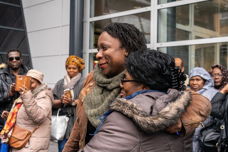 Gilly Emanuels, eigenaar van de Hilversumse ijssalon ’t Perronnetje 6 februari met haar moeder na de zitting bij de rechtbank in Utrecht. Beeld Oscar Brak