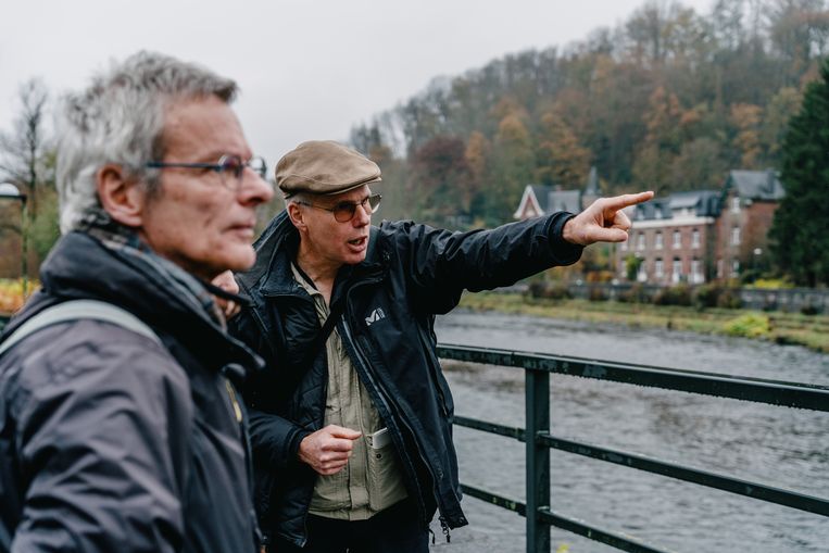 Philippe Brusten en natuurgids Luc Humblet aan de oever van de Ourthe. Brusten: 'Ik vermoed dat enkele bewoners van de weggespoelde camping een zondebok hebben gezocht.'  Beeld Wouter Van Vooren