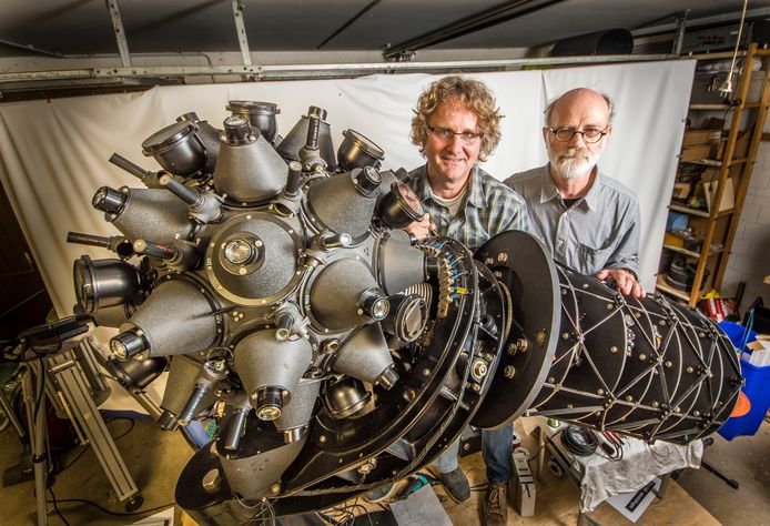 Romke Schievink (links) en Ewout Bakker bij de gerestaureerde planetarium Modell 1.