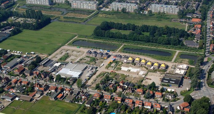 Tijdens de bouw van villawijk Stevenshof in 2011 was op deze luchtfoto al te zien dat er veel bedrijfsloodsen achter de woningen aan de Stevensweg staan.