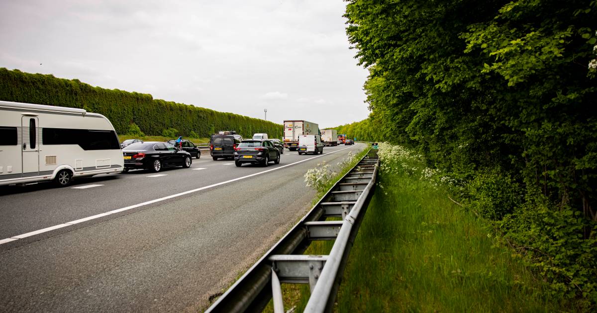 Flinke vertraging door ongeluk met vrachtwagen op de A28.