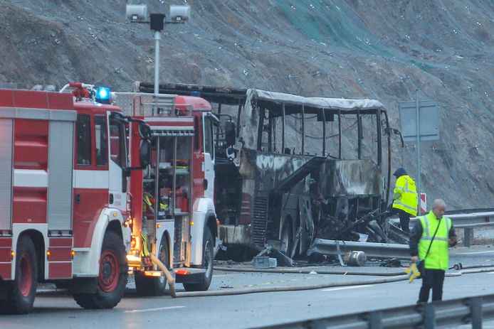 De bus met een groep toeristen aan boord vatte in de nacht van maandag op dinsdag vlam na een crash.
