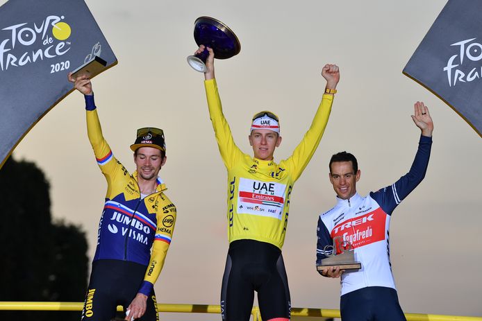 Eindwinnaar Pogacar, met naast zich nummer twee Roglic (l) en nummer drie Porte (r).