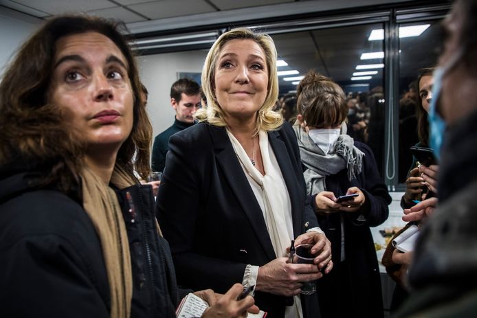 Ook Marine Le Pen, de inmiddels al bekende extreemrechtse politica van de rechts-populistische Rassemblement National, staat ook hoog in de peilingen.