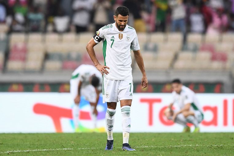 Algerijns sterspeler Riyad Mahrez (Man City) druipt af. Hij miste een penalty. Beeld AFP