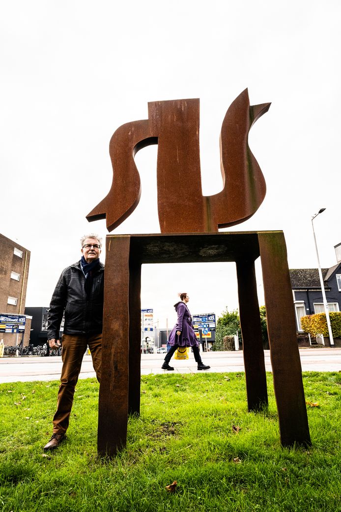 Theo Brink bij de Koffiepot, een beeld uit 2016 van Klaas Gubbels. Het beeld nabij de Amsterdamseweg is gemaakt ter gelegenheid van de 80ste verjaardag van de Burgemeesterswijk. Gubbels woont ook in die wijk.