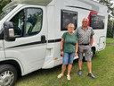 Jan en Gerda Grisnigt op camperplaats De Huurne. Ze komen net aan, en moeten zich nog installeren.