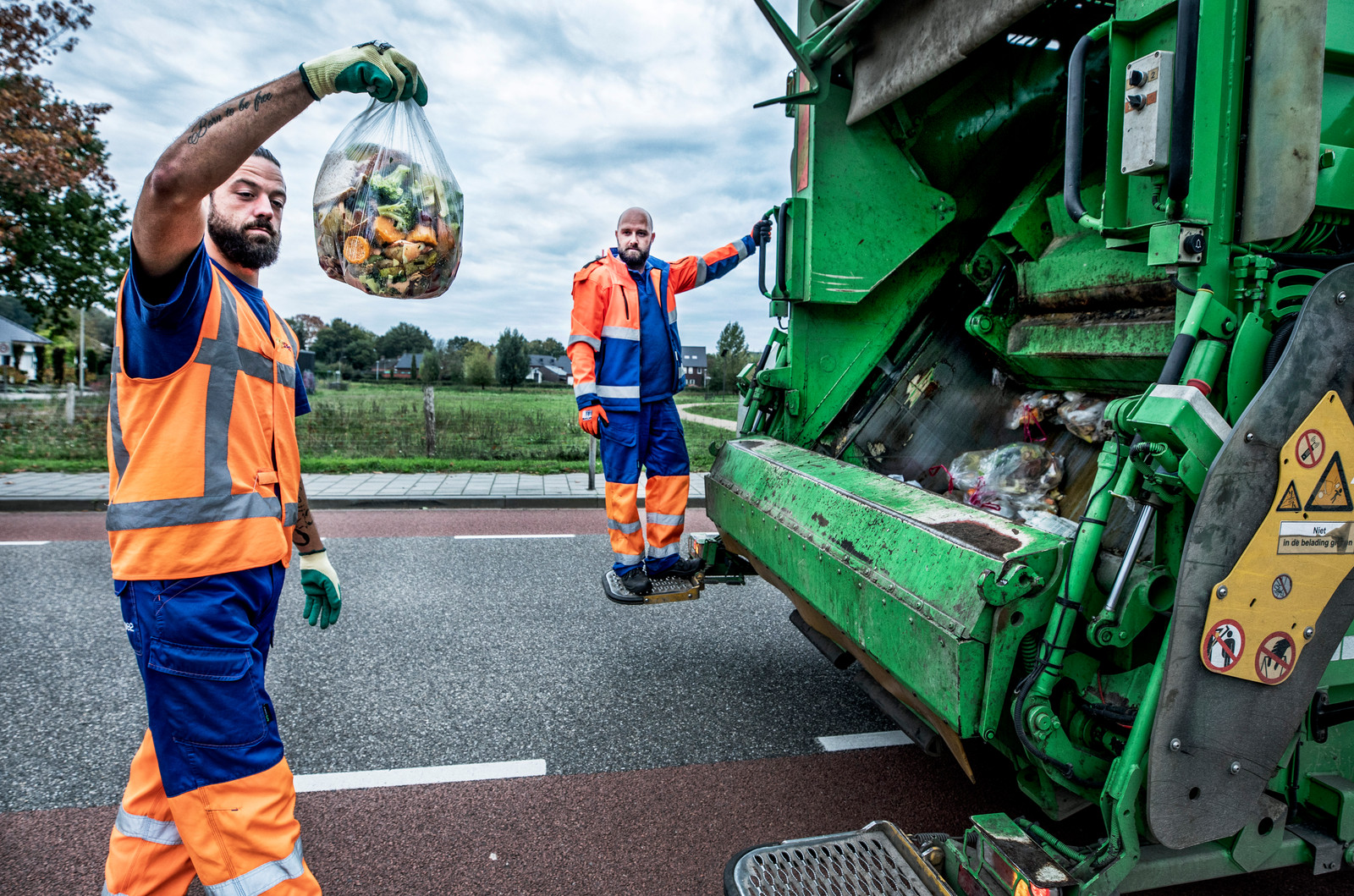 Horst - keukenafval wordt in de gemeente Horst apart opgehaald bewoners kunnen het afval in kleine containers aanbieden langs de straat. Wel wordt er gecontroleerd of het echt keukenafval is.   Beeld Raymond Rutting/ de Volkskrant 