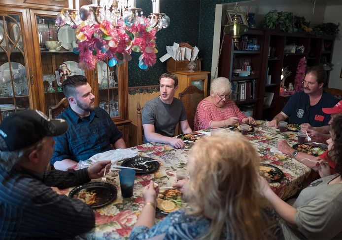 Facebook-baas Mark Zuckerberg verrast een Amerikaans gezin door onverwacht aan te schuiven bij het avondeten.