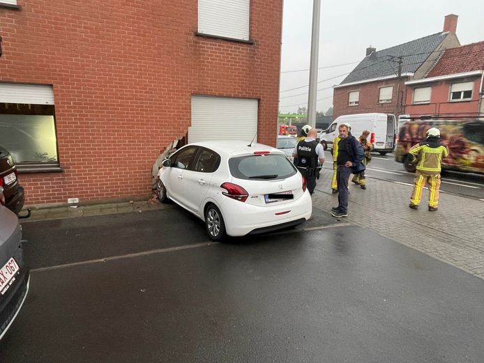 Langs de Brugsesteenweg in Kuurne kwam een Peugeot in de zijgevel van een woning terecht. Bewoner Gert (rechts) verliet zijn werkplek om zich naar huis te haasten.