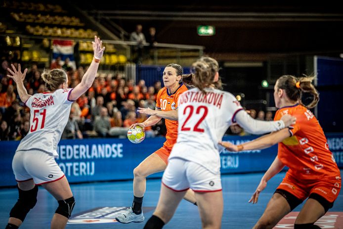 Inger Smits (midden) in actie tegen Tsjechië