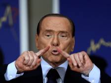 Berlusconi envisage de se retirer pour "rassembler"
