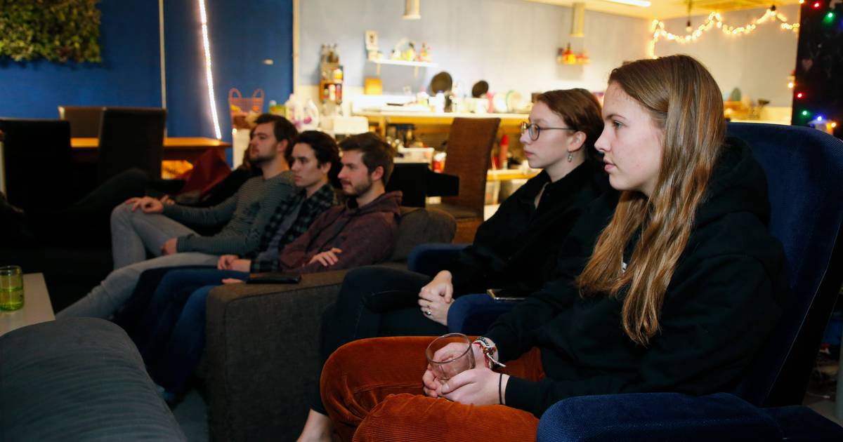 Zo bekijkt Utrechts studentenhuis persconferentie ‘In plaats van te feesten zit je nu alleen op