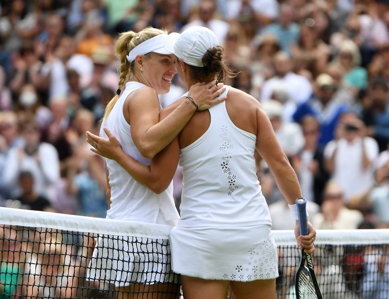 Ashleigh Barty groet Angelique Kerber aan het net. Beeld EPA