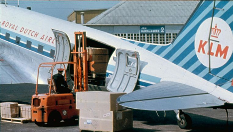 Een Douglas DC-3 van de KLM wordt geladen op het oude Schiphol in 1963. Vier jaar later wordt iets naar het westen het nieuwe Schiphol in gebruik genomen. Beeld Rabia Gaffar