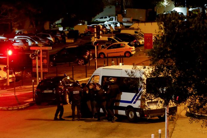 De Franse politie heeft zich bij het gebouw verzameld waar de man zich schuilhoudt.