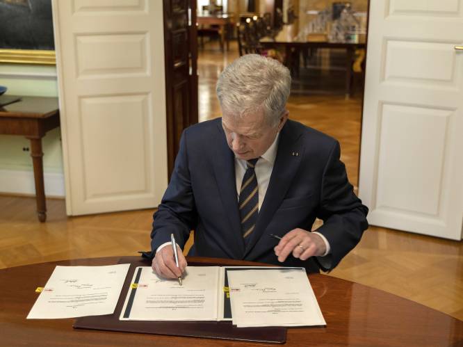 Finse president ondertekent wet voor NAVO-lidmaatschap