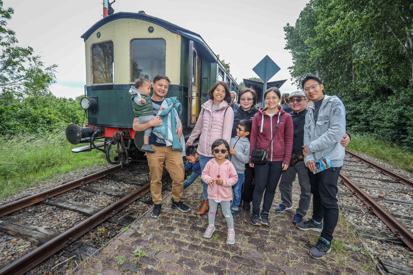 Kleinkunst op Stoom: trein vol straattheater en zingende passagiers trekt  door Zuid-Beveland | Foto | pzc.nl