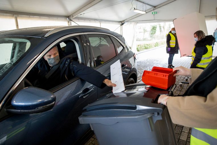 Spijkenisse biedt mogelijkheid vanuit auto te stemmen.  Beeld Arie Kievit