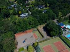Bouw padelbanen in Luttenberg begonnen, maar bespelen mag (nog) niet: ‘Het is een groot risico’