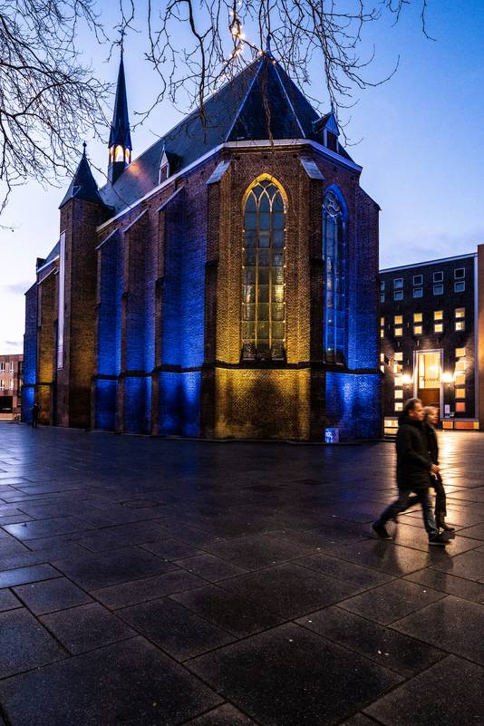 De Mariënburgkapel in het centrum van Nijmegen is vrijdagavond uitgelicht in de kleuren van de Oekraïense vlag.