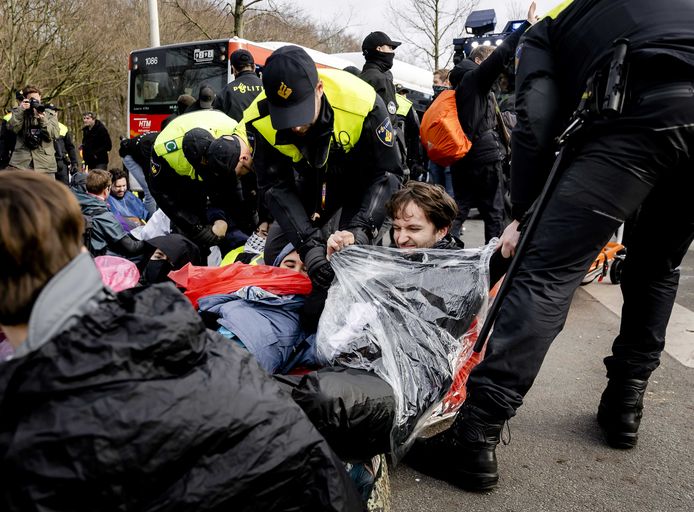 Klimaatactivisten van Extinction Rebellion worden door de politie verwijderd tijdens een blokkade op de Utrechtsebaan/A12.