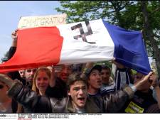 Un néonazi postait des photos de son bébé ceint d'un drapeau nazi