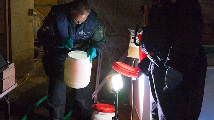 De politie rolt in juni een groot drugslab op in Herwijnen.