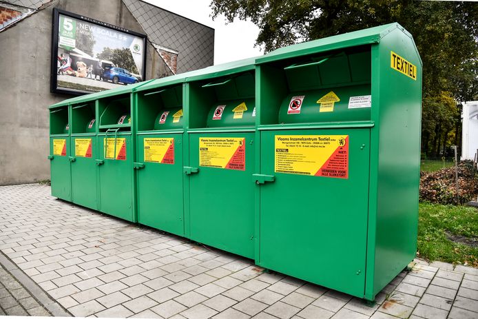 Koppel ‘vindt’ tas vol juwelen aan kledingcontainer, maar riskeert 15 ...