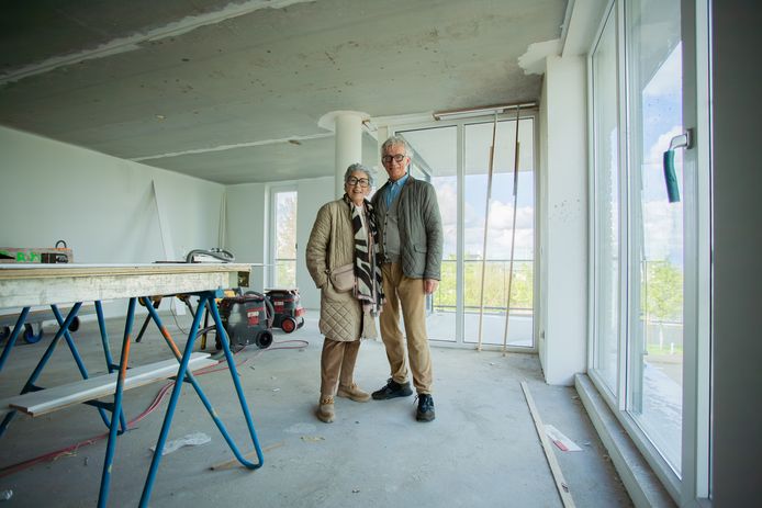 Wout en Nell in hun toekomstige appartement, waaraan nu de laatste hand wordt gelegd.