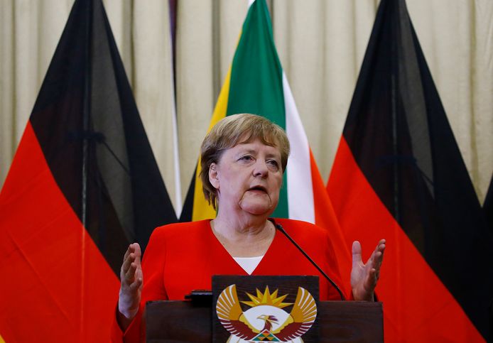 "Het was een slechte dag voor de democratie. Het was een dag waarop gebroken werd met de waarden en overtuigingen van de CDU", zo reageert bondskanselier Angela Merkel vanuit Pretoria.