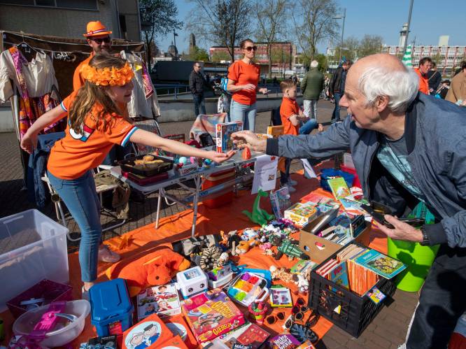 Versierde fietsen en kraampjes, Roxy Dekker en Martijn ‘Hazes’ Fischer: Koningsnacht en Koningsdag in Helmond/Peel