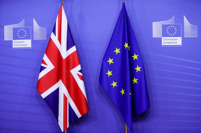 Les drapeaux britannique et européen au siège de la Commission européenne à Bruxelles.