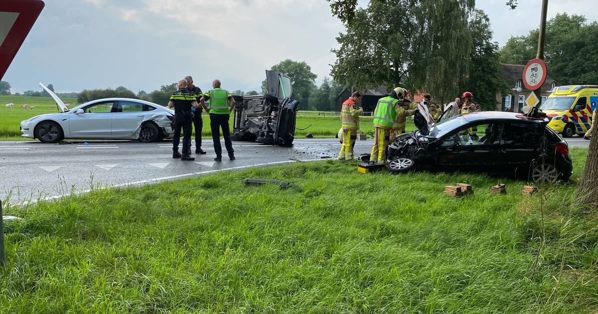 Auto slaat over de kop bij driedubbele botsing op N337 bij Olst: twee personen gewond.