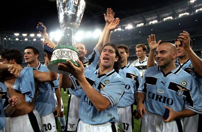 Lazio viert de Supercup-winst tegen Juventus in de zomer van 1998.