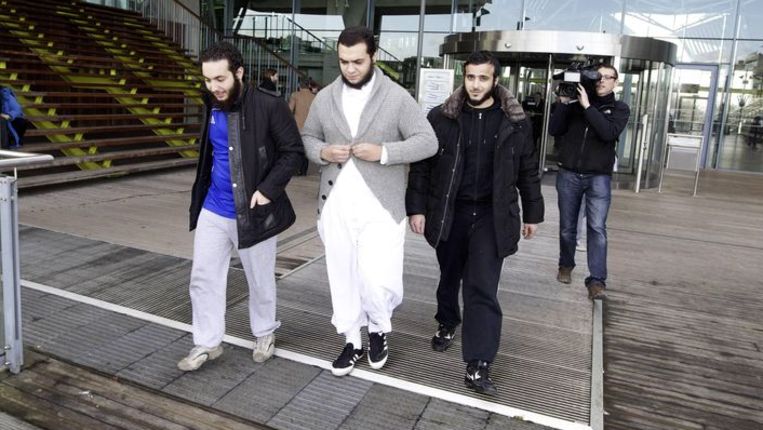 Volgers van Sharia4Belgium verlaten de rechtbank in Antwerpen waar Abu Imran in januari twee jaar gevangenisstraf kreeg opgelegd. Beeld AFP