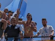 Le gardien de l’Argentine parade avec une poupée à l’effigie de Kylian Mbappé