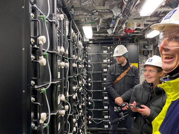 Jostein Braaten, directeur du projet Yara Birkeland, montre l'une des huit salles de batteries à bord du Yara Birkeland, le premier porte-conteneurs entièrement électrique et autonome au monde, à Oslo, en Norvège, le 19 novembre 2021.