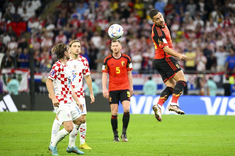 Eden Hazard kopt een bal weg in de partij tegen Kroatië. Beeld Photo News