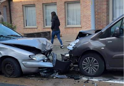 Tiener verliest controle over zijn stuur en vernielt zes wagens: “Hij had nog maar een maand zijn rijbewijs”