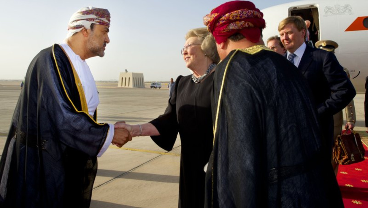 Premier Rutte heeft bezworen dat de koningin gisteren bij sultan Kaboes niet kwam hengelen naar de fikse Omaanse order voor marineschepen, waar Nederland voor in de markt is. 