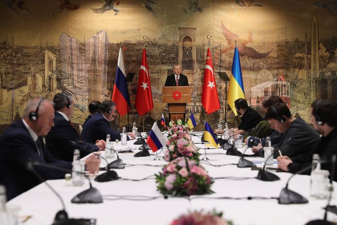 De Turkse president Erdogan tijdens de onderhandelingen tussen Rusland en Oekraïne vandaag.