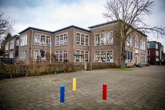 Basisschool De Pionier aan de Kromstraat in Valkenswaard. Wordt de school verbouwd of op het Amundsenterrein opnieuw gebouwd?