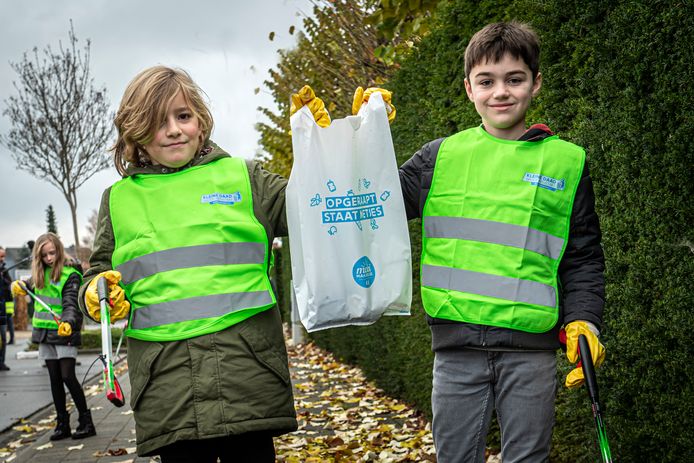 De tienjarige Bas (links opd e foto) met zijn klas op zwerfvuiltocht.