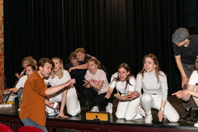 Repetitie van toneelstuk door studenten van het Koning Willem 1 college. Op de voorgrond regisseur Van Hensbergen.