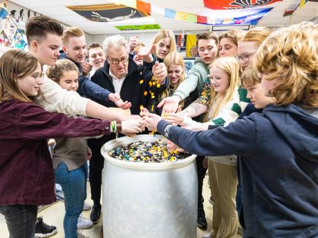 Jeroen Krabbé trots op school in Hardenberg die 1,5 miljoen knopen voor Holocaust-herdenking inzamelt: ‘Helden’