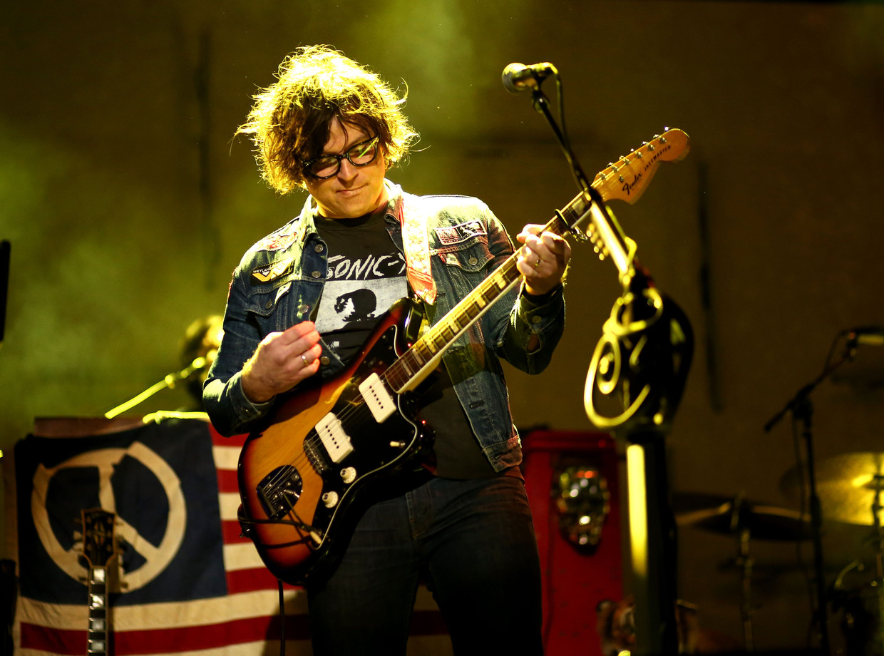 Ryan Adams tijdens een optreden in betere tijden, voor de #MeToo-beschuldigingen. Beeld AFP
